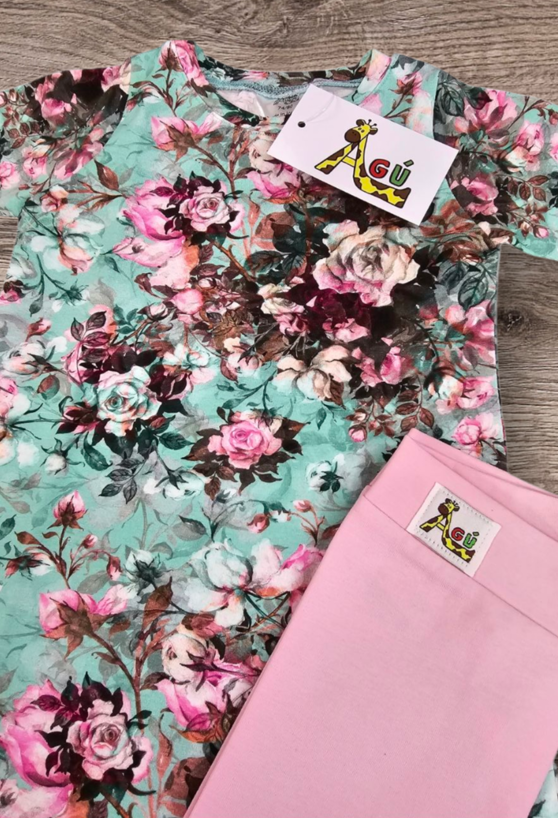 Græni og bleiki blómakjóllinn