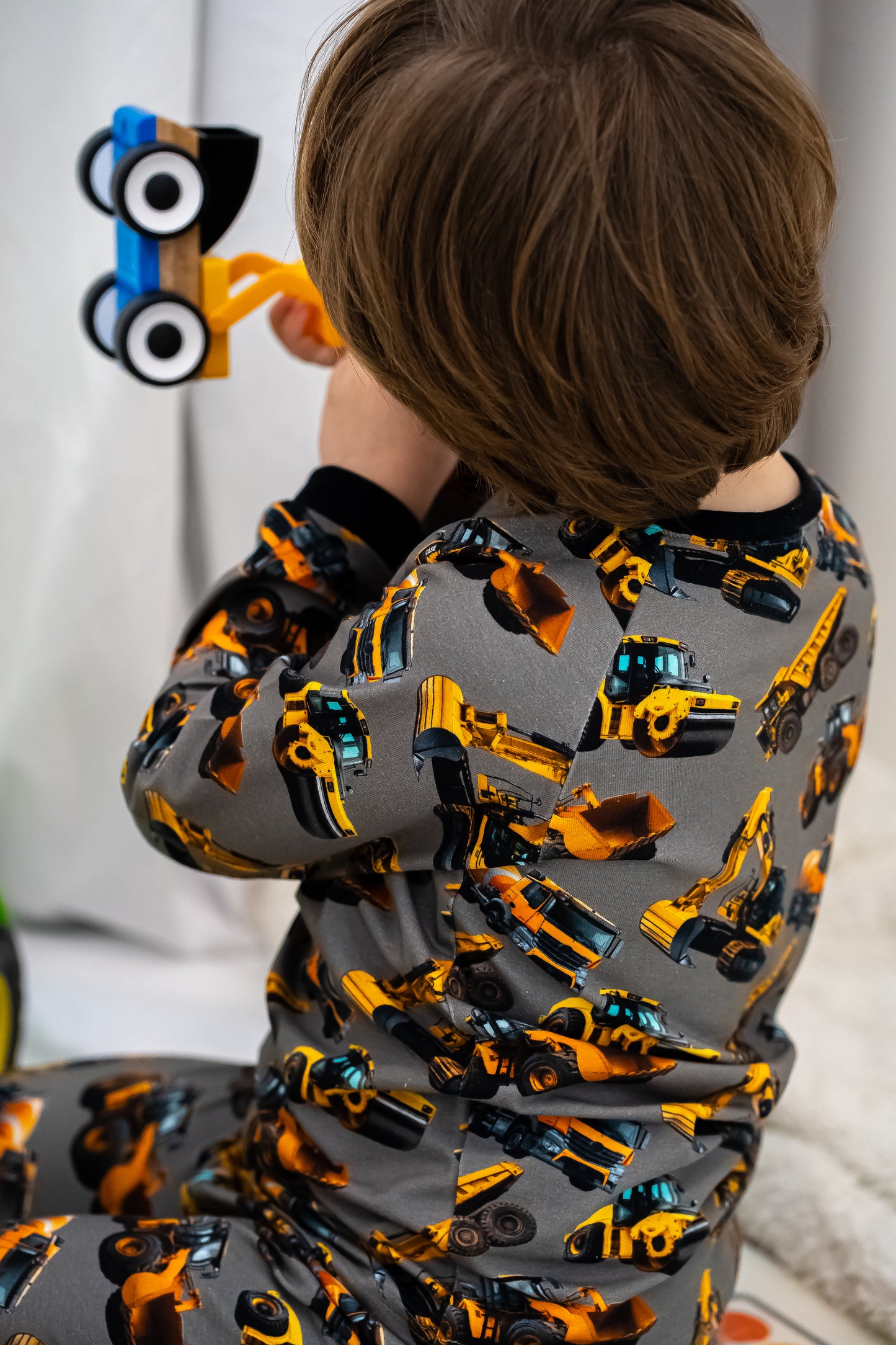 Glænýju dökkgráu fallegu gröfu peysurnar