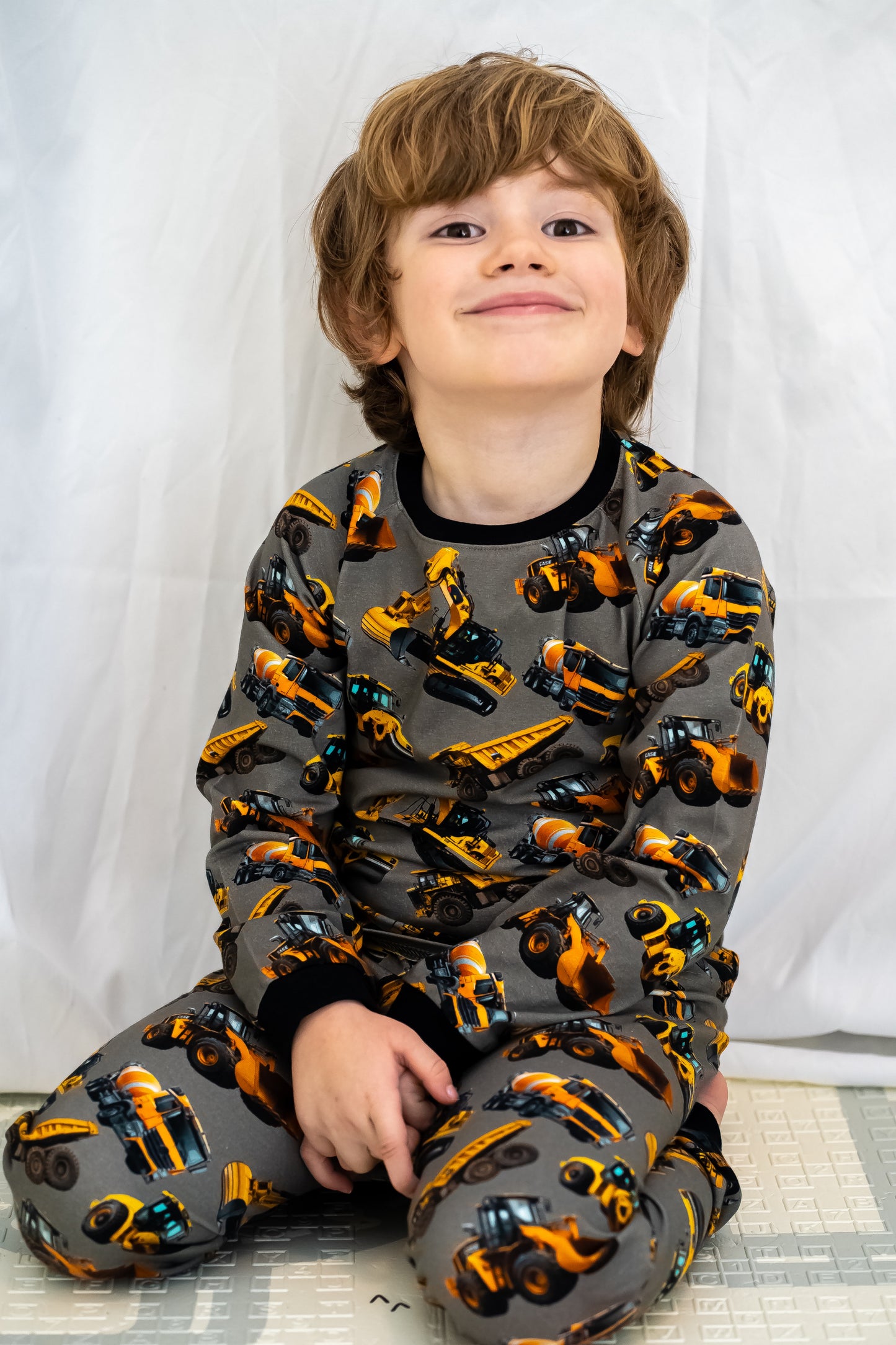 Glænýju dökkgráu fallegu gröfu peysurnar