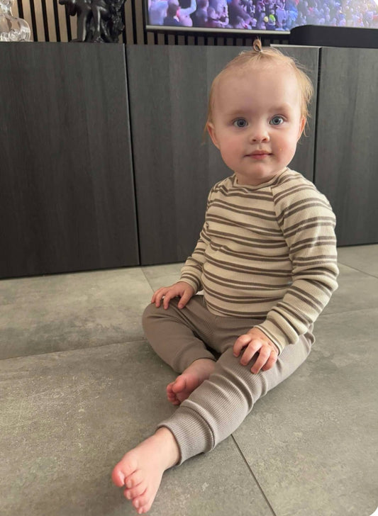 Röndótt Agú rib peysa